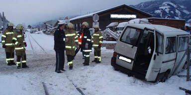 Lokalbahn kracht in Kleinbus  