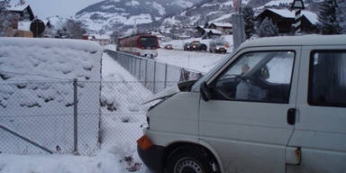 Lokalbahn kracht in Kleinbus  