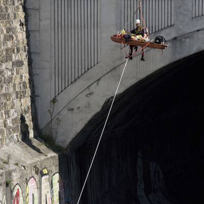 Mann stürzt von Pilgrambrücke in Wienfluss 
