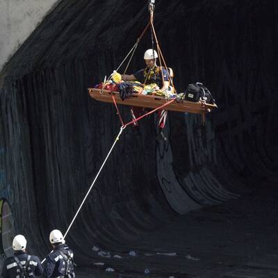 Mann stürzt von Pilgrambrücke in Wienfluss 