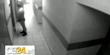 Betrunkener Polizist pinkelt im B&uuml;rogang