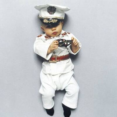 Baby als Hitler verkleidet