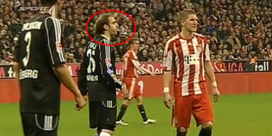 Pinola spuckt auf Schweinsteiger