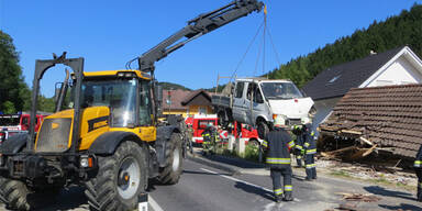 Kleinlaster bringt Carport zum Einsturz