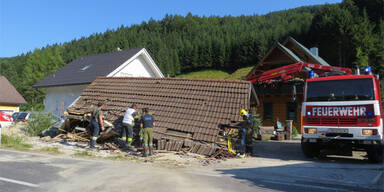 Kleinlaster bringt Carport zum Einsturz