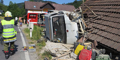 Kleinlaster bringt Carport zum Einsturz