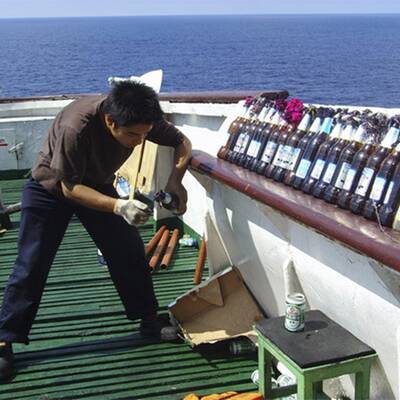 Hier wird ein Schiff von Piraten überfallen