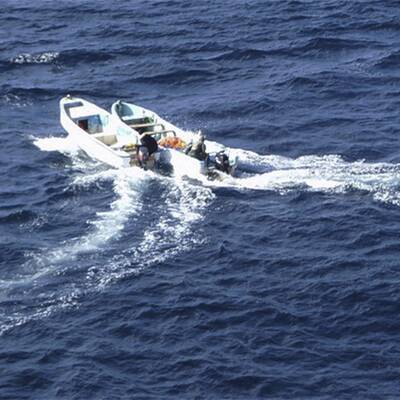 Hier wird ein Schiff von Piraten überfallen