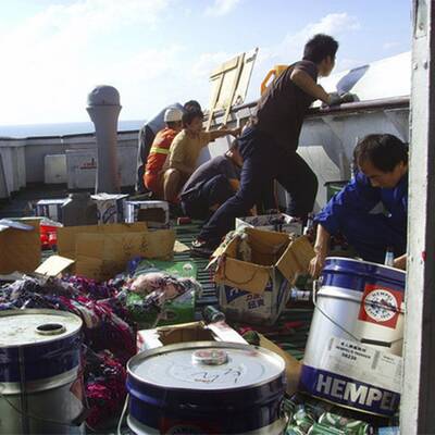 Hier wird ein Schiff von Piraten überfallen