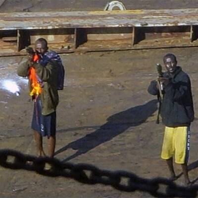 Hier wird ein Schiff von Piraten überfallen