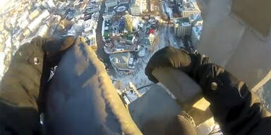 Extrem-Kletterer steigt auf Wolkenkratzer