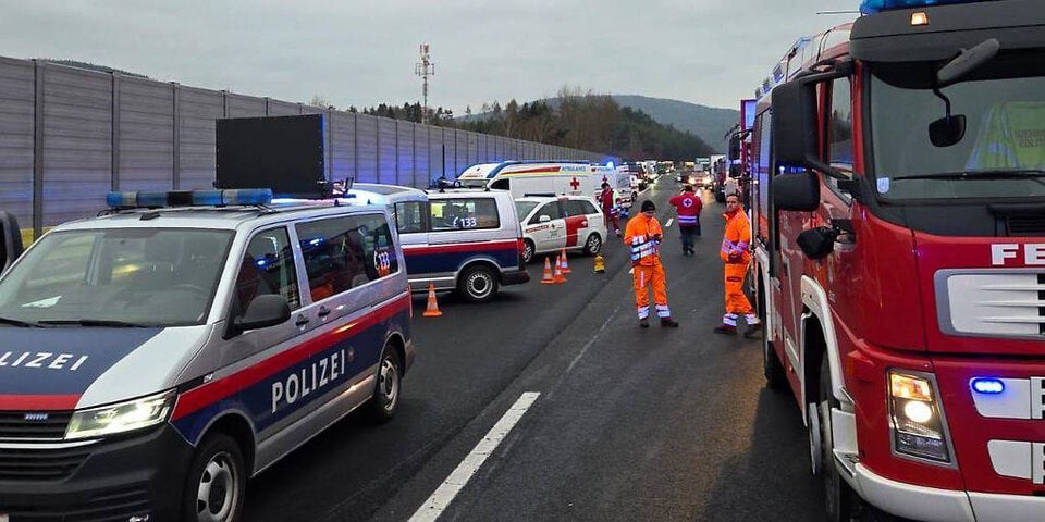 Kleinbus und Lkw crashen auf A2: Mehrere Tote