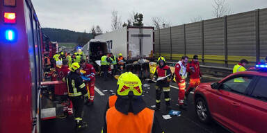 Kleinbus und Lkw crashen auf A2: Vier Tote