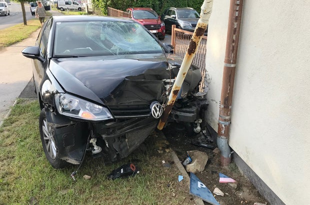 19-jähriger Pkw-Lenker kracht in Polizeiinspektion