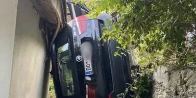 Pkw steckt zwischen zwei Geb&auml;uden