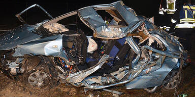 Pkw prallt gegen Kanaldeckel - 1 Toter