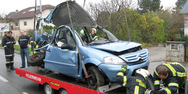 Pkw prallt gegen Rettungsauto: Frau tot