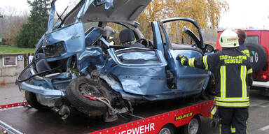 Pkw prallt gegen Rettungsauto: Frau tot