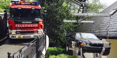 Auto kam ins Rollen und stürzte 3 Meter ab