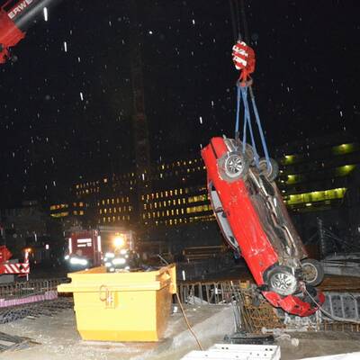 Pkw stürzte sieben Meter in Baugrube