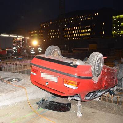 Pkw stürzte sieben Meter in Baugrube