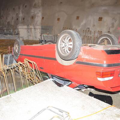 Pkw stürzte sieben Meter in Baugrube