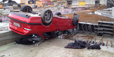 Mann stürzt mit Auto 7 Meter in Baugrube