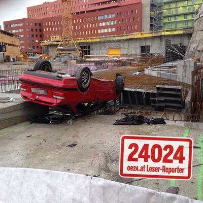 Pkw stürzte sieben Meter in Baugrube