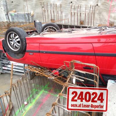 Pkw stürzte sieben Meter in Baugrube