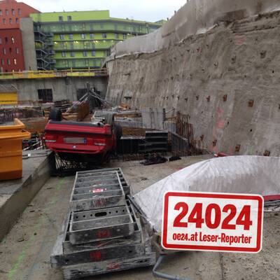 Pkw stürzte sieben Meter in Baugrube