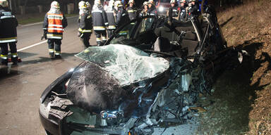 Auto rast in Reisebus: 6 Schüler verletzt