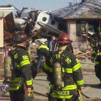 Kleinflugzeug stürzte in eine Wohnsiedlung
