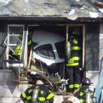 Kleinflugzeug stürzte in eine Wohnsiedlung