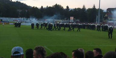 Enttäuschte GAK-Fans stürmen Feld