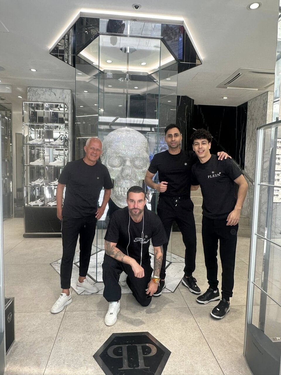 Philipp Plein mit den Kundenberatern des Wien-Stores