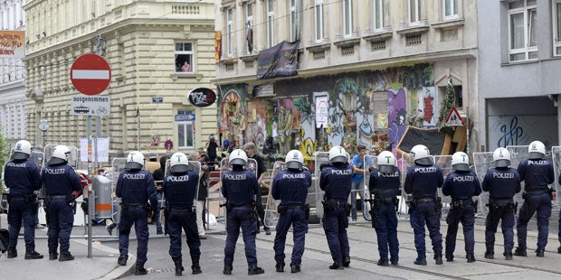 Räumung: Straßenschlacht um Punker-Haus