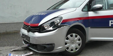 Alko-Lenker kracht frontal in Streifenwagen 