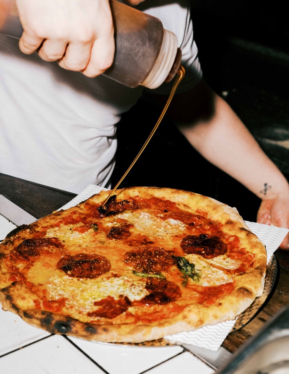 Spicy: The MacGuyver®- Pizza mit scharfem Honig, Whipped Feta und Salsica.