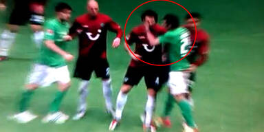 Hier ohrfeigt Pizarro Pogatetz