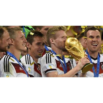 DFB-Elf erhält den WM-Pokal