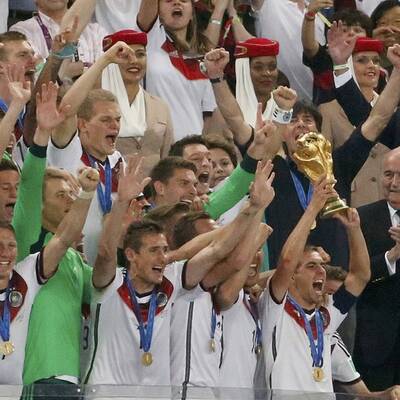 DFB-Elf erhält den WM-Pokal