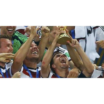 DFB-Elf erhält den WM-Pokal