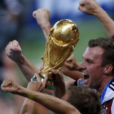 DFB-Elf erhält den WM-Pokal