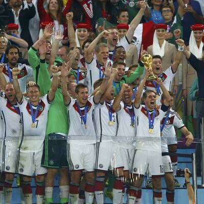 DFB-Elf erhält den WM-Pokal