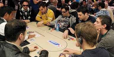 Bewaffnete stürmen Promi-Pokerturnier