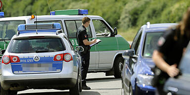 Eltern sperrten Baby im Kofferraum ein