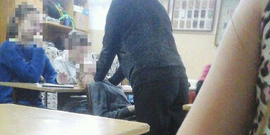 Hier w&uuml;rgt eine Lehrerin ihren Sch&uuml;ler