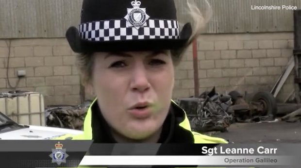 Heiße Polizistin ärgert Steuerzahler