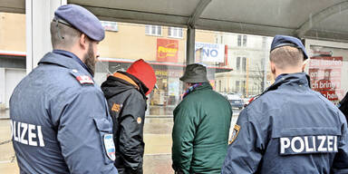 Dealer biss Polizist in Arm