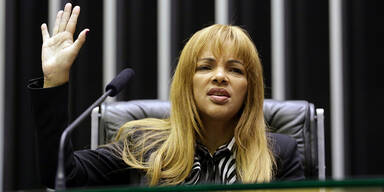 Politikerin l&auml;sst Ehemann von eigenen Kindern ermorden